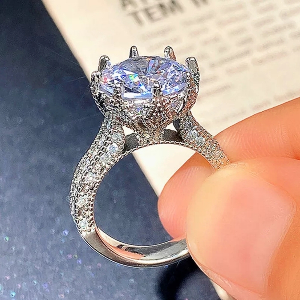 Formidable Large Round Cut White Diamond Ring - Picture 3 of 5